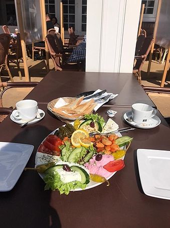 Ein Gericht auf einem Tisch